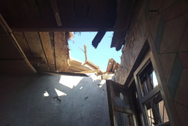 Azerbaycan'ın saldırıları nedeniyle Ermeni sakinin evi ve sermayesi ciddi hasar gördü (FOTO)
