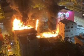 В Стамбуле мощный взрыв, пожар распространился на несколько зданий