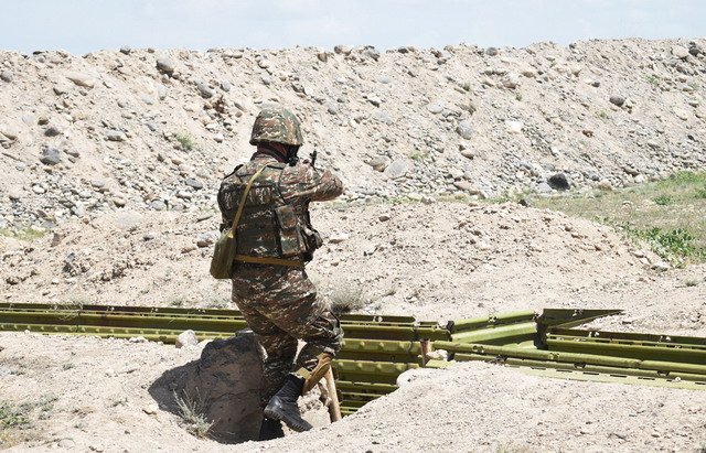 Azerbaycan askerleri Ermenistan mevzilerine ateş açtı