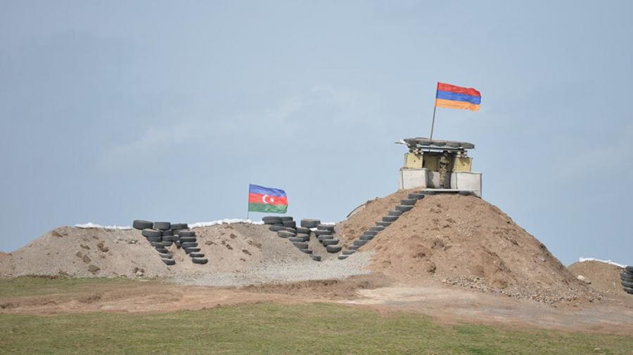Azerbaycan güçleri önce birbirlerine, sonra da Ermeni mevzilerine ateş açıyorlar