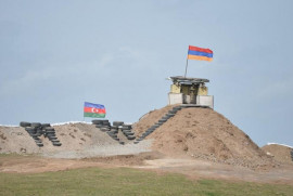 Azerbaycan güçleri önce birbirlerine, sonra da Ermeni mevzilerine ateş açıyorlar