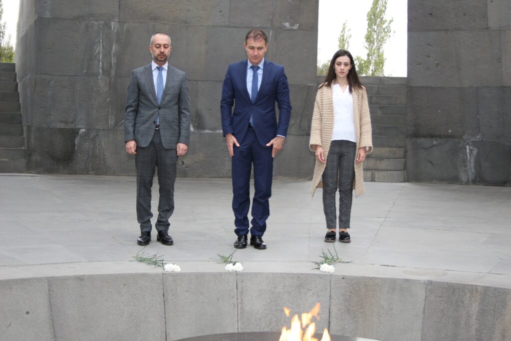 AP’nin Ermenistan Raportörü Andrey Kovachev, Ermeni Soykırımı kurbanlarının anısına saygı duruşunda bulundu