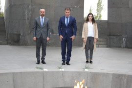 AP’nin Ermenistan Raportörü Andrey Kovachev, Ermeni Soykırımı kurbanlarının anısına saygı duruşunda bulundu