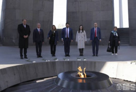 "Geçmişi hatırlamalıyız!" Fransız milletvekilleri Ermeni Soykırımı Anıtı'nı ziyaret etti