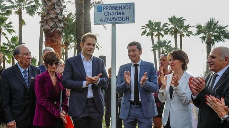 Cannes'da palmiye ağaçlarının olduğu bir bulvara Aznavour'un adı verildi