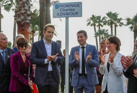 Cannes'da palmiye ağaçlarının olduğu bir bulvara Aznavour'un adı verildi