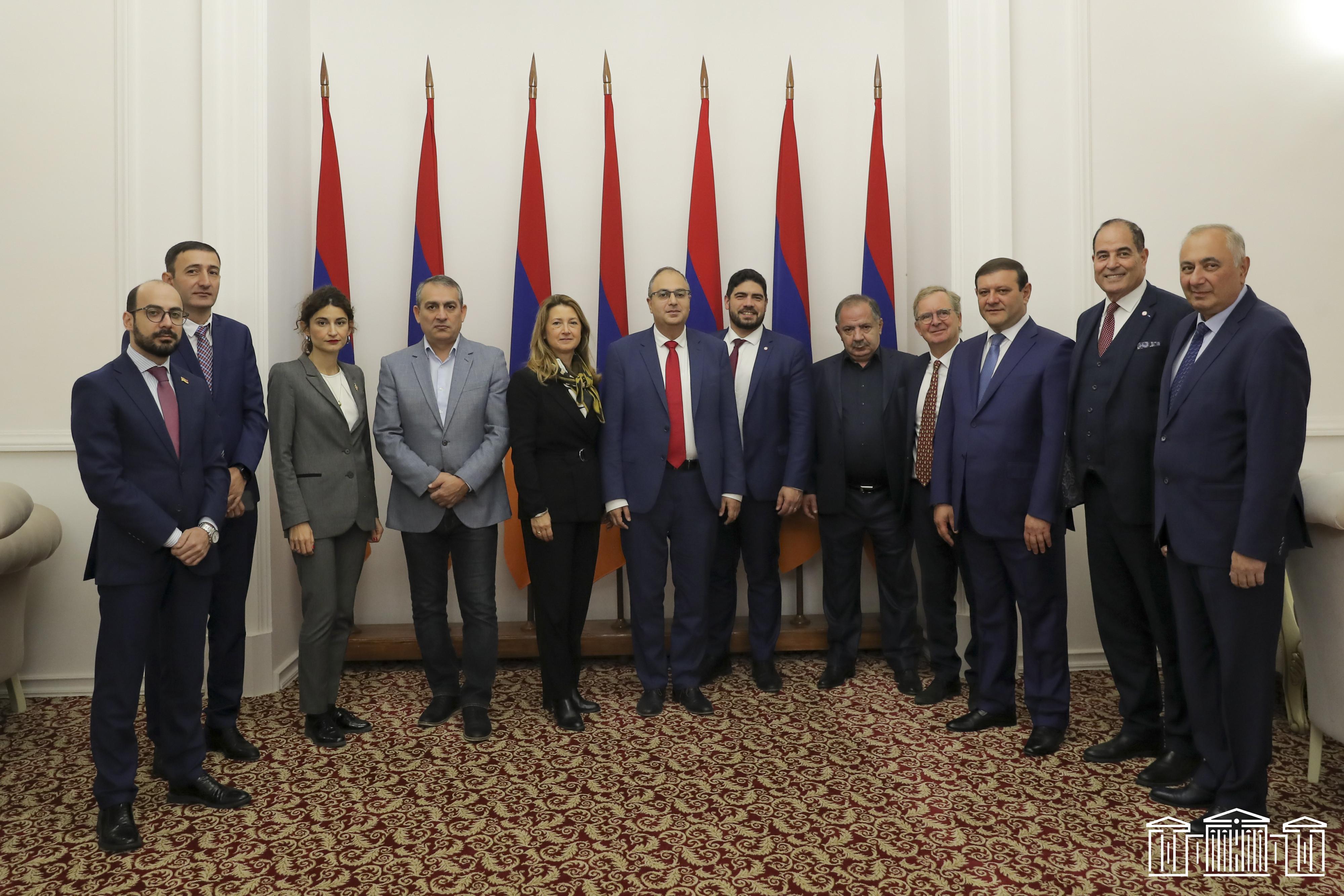 Fransız Milletvekilleri: "Bu zor dönemde Ermenilerle birlikte olmak için Ermenistan'a geldik"