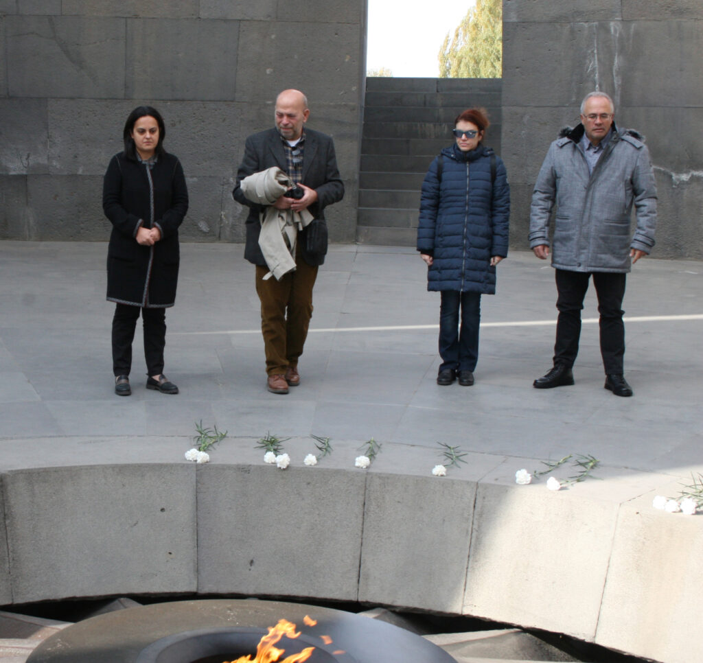 Yunanistan heyeti Ermeni Soykırımı Anıtı'nı ziyaret etti