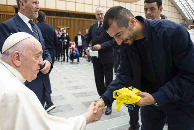 Ermeni futbol yıldızı, Papa Franciscus'a formasını hediye etti (Foto, Video)