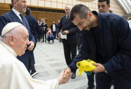 Ermeni futbol yıldızı, Papa Franciscus'a formasını hediye etti (Foto, Video)