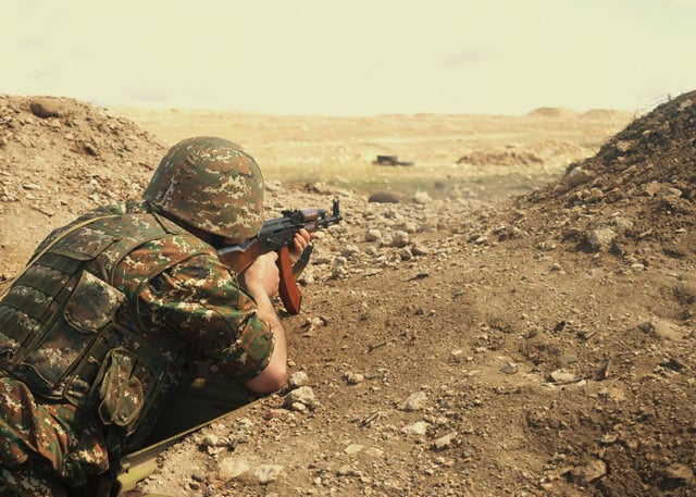 Azerbaycan Ermeni mevzilerine tekrar ateş açtı!