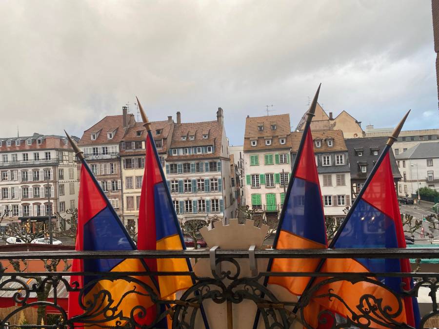 Strasbourg Belediye Binası üzerinde Ermeni halkıyla dayanışma işareti olarak Ermenistan bayrağı dalgalanacak