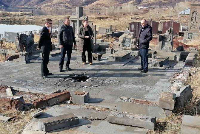 Hollanda büyükelçisi, Azerbaycan saldırısının ardından durumu yakından görmek için Jermuk'a gitti