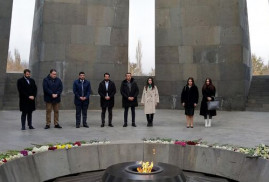 Yunan milletvekilleri Ermeni Soykırımı Anıtı'nı ziyaret etti