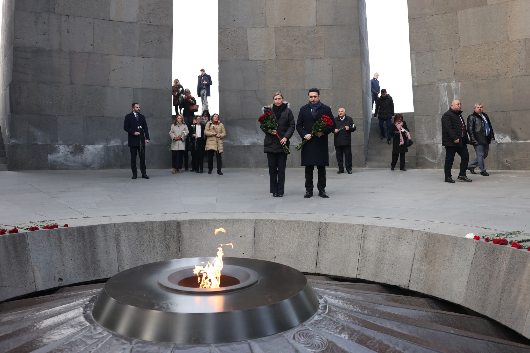 День памяти жертв геноцида армян. Мемориальный комплекс Цицернакаберд. Титернакаберт в Армении. Цицернакаберд в Ереване. Вечный огонь.