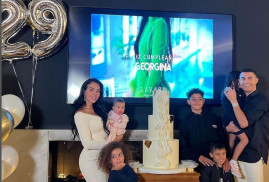 Cristiano Ronaldo'nun kız arkadaşı Georgina Rodriguez, doğum gününü Ermeni restoranında kutladı (Video )