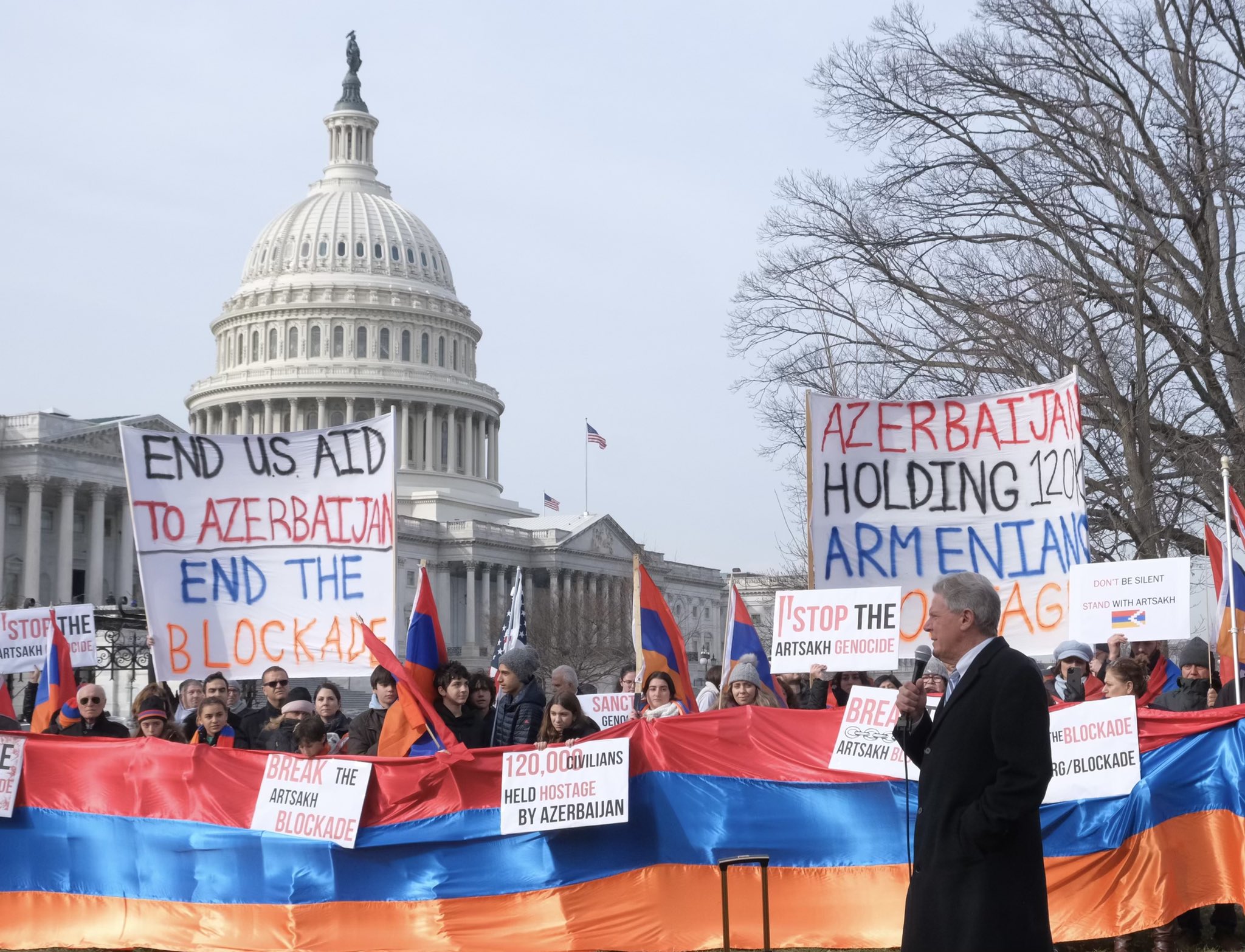 ABD Kongre Üyesi Frank Pallone Ermenilerle birlikte Laçin Koridoru'nun kapatılmasını protesto etti