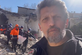 Ermeni kurtarma ekipleri Adıyaman’da enkazdan ceset çıkarıp akrabalara teslim etti (VİDEO)