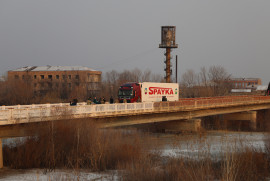 Ermenistan'dan 5 TIR, Margara Köprüsü'nden geçerek deprem bölgelerine insani yardım yükü taşıdı