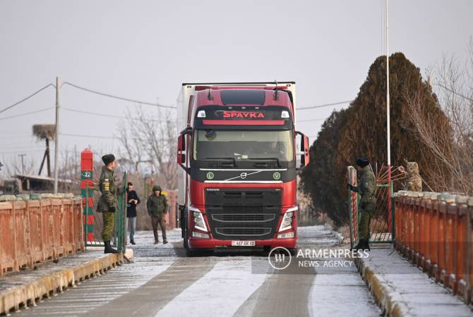 Ermenistan, Türkiye'ye insani yardım taşıyan yeni TIR'lar gönderdi