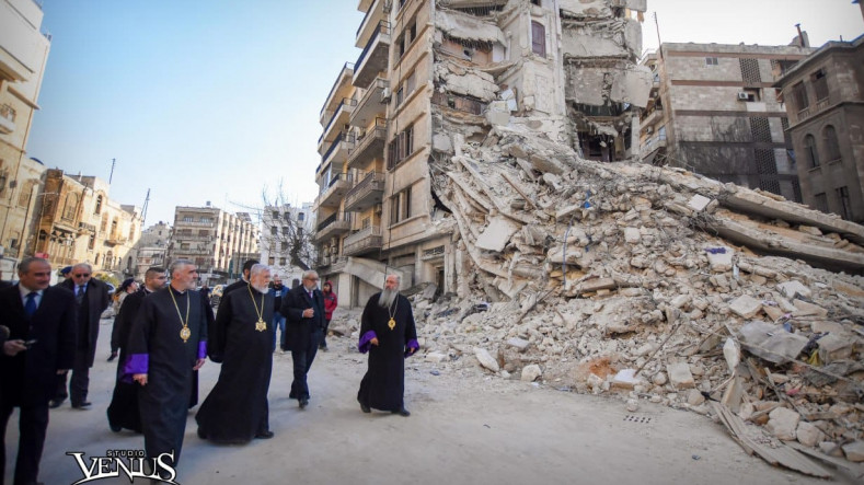 Kilikya Ermeni Katolikosu Halep'teki depremin zarar verdiği bölgeleri ziyaret etti (Foto)