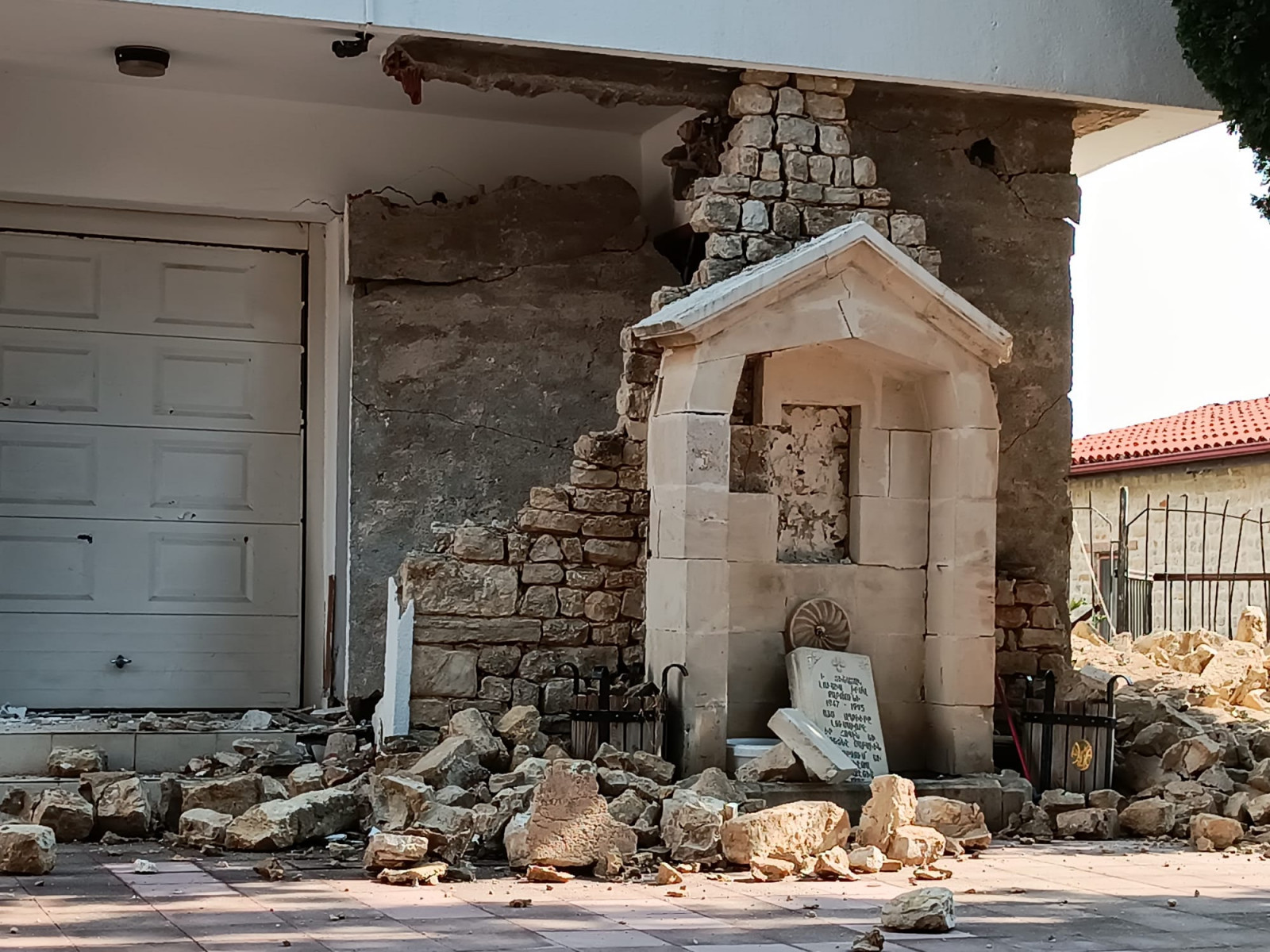 Vakıflı Köyü'ndeki Meryem Ana Ermeni Kilisesi'nin dış duvarlarında oluşan hasar arttı (Foto)