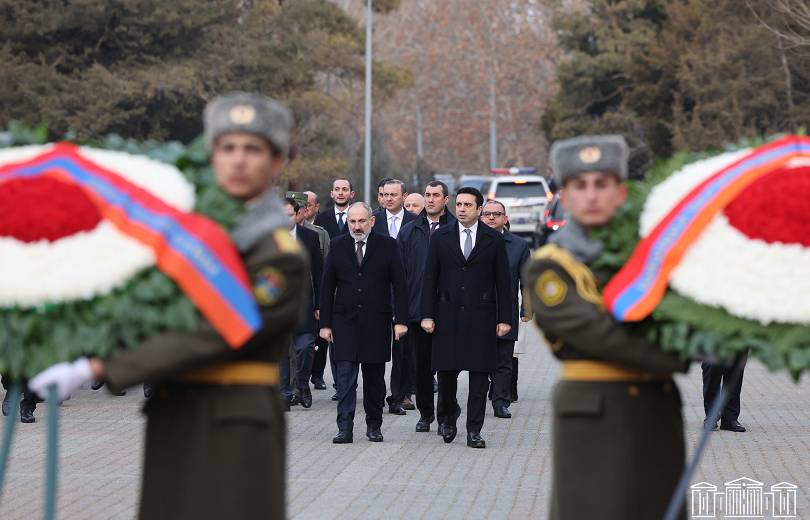 Ermenistan üst düzey devlet yetkilileri, Ermeni Soykırımı anıtında Sumgait kurbanlarını andı (fotoğraflar)