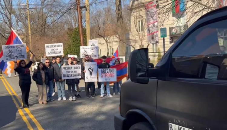 Taşnak Partisi gençleri ABD'deki Azerbaycan büyükelçiliği önünde gösteri yaptı
