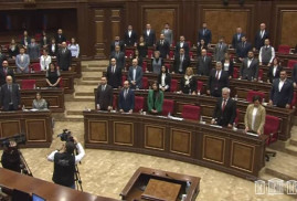 Ermenistan Parlamentosu Sumgait katliamı kurbanları anısına bir dakikalık saygı duruşunda bulundu