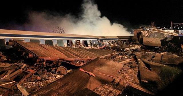 Yunanistan'da iki tren çarpıştı