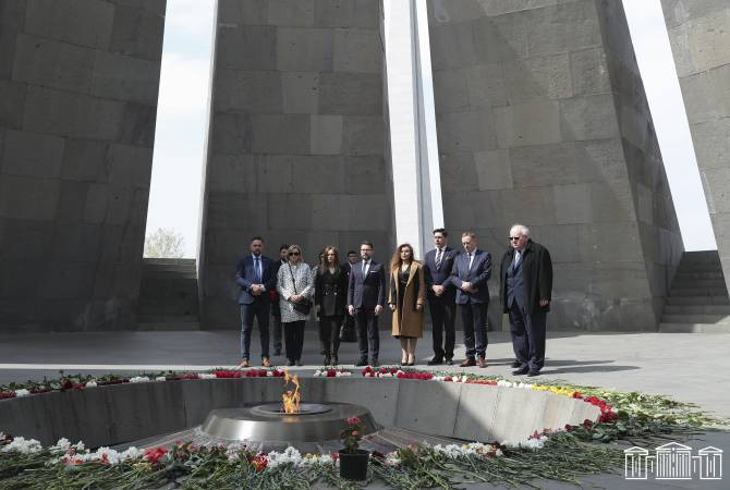 Polonyalı milletvekilleri, Ermeni Soykırımı Anıtı'nı ziyaret etti