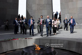 Lyon Belediye Başkanı Ermeni Soykırımı Anıtı'na gitti
