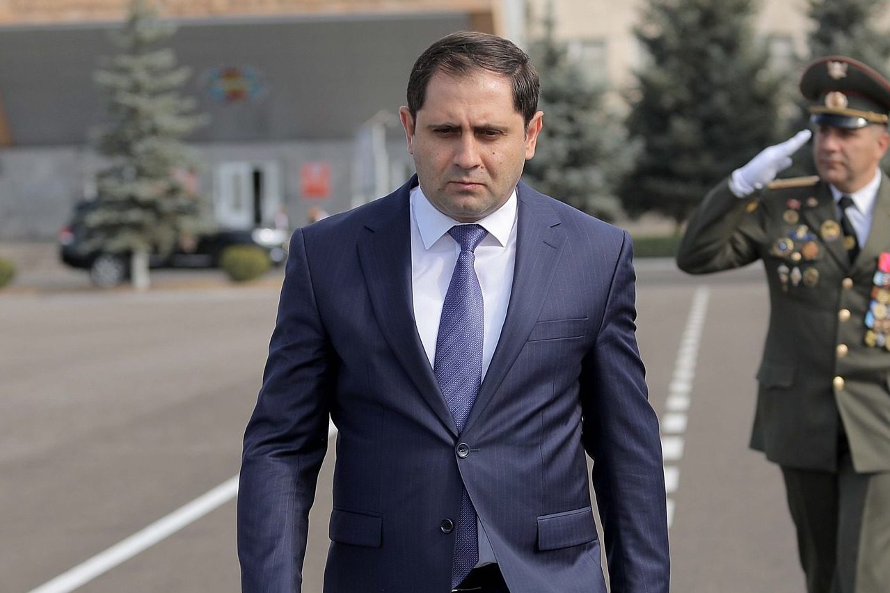 Ermenistan Savunma Bakanı Brüksel ziyaretini iptal ederek ülkesine döndü
