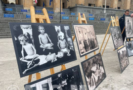 Gürcistan Parlamentosu önünde  “Ermeni Soykırımı ve Kültürel Soykırım” adlı sergi düzenlendi