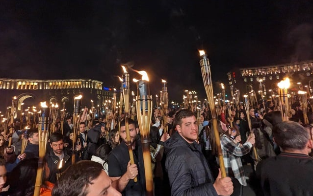 Ermenistan'ın başkentinde meşaleli yürüyüş