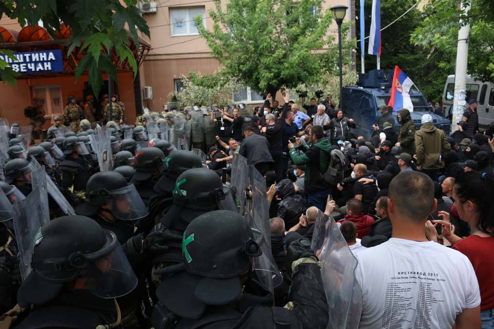Kosova Küzeyinde etnik Sırplar'ın baştlattığı protestolar devam ediliyor