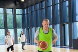 Erdoğan basketbol oynayarak sağlığının iyi olmadığına dair haberleri yalanlamaya çalıştı