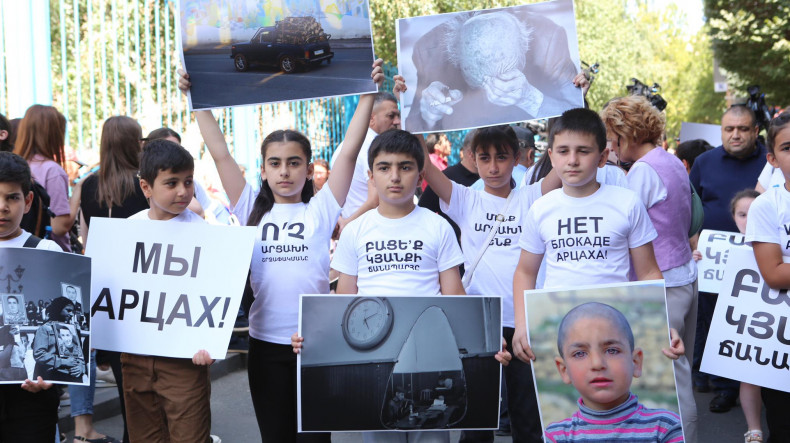 Karabağlı çocuklar  Artsak'ta yaşanan yaşıtlarının haklarını geri almasını talep ediyorlar