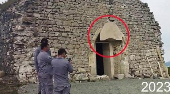 Azerbaycanlı vandaller tarafından Hadrut'taki Kavak Ermeni Manastırının girişini "onarım" adı altında saldırıya uğradı