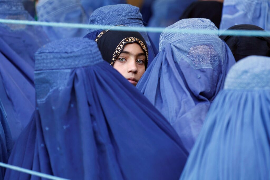 Taliban’dan eğitim yasağı: ’10 yaşından büyük kız çocukları okuyamaz’