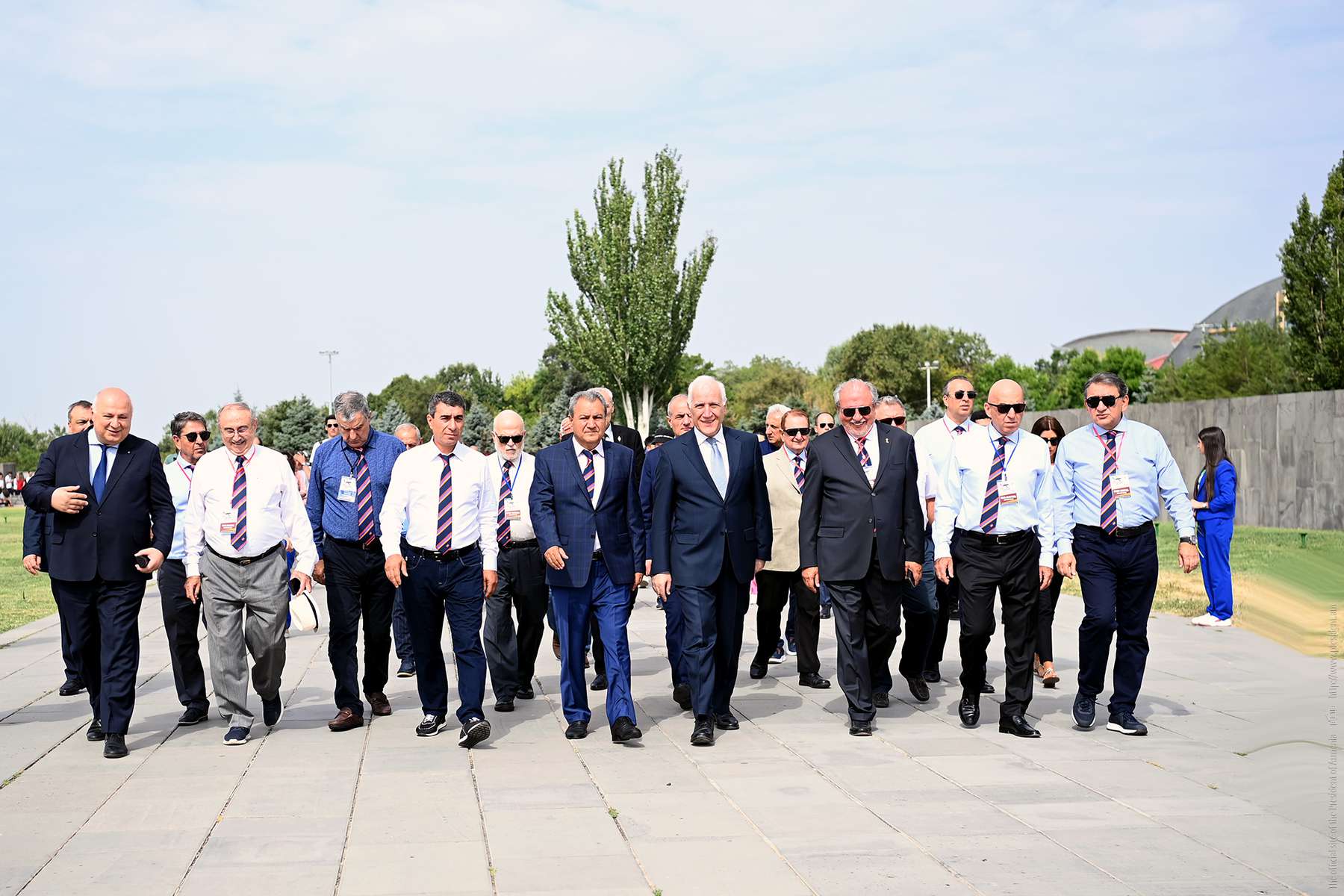 Cumhurbaşkanı Kaçaturyan, Hamahaygagan Oyunları katılımcılarıyla Tsitsernakaberd'i ziyaret etti