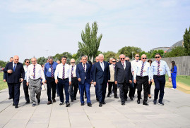 Cumhurbaşkanı Kaçaturyan, Hamahaygagan Oyunları katılımcılarıyla Tsitsernakaberd'i ziyaret etti