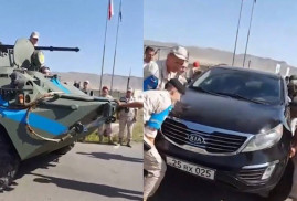 Rus Barış Güçleri, Karabağ'da vatandaşların askeri üs yakınına park ettikleri aracı iterek girişi açtı (Video)