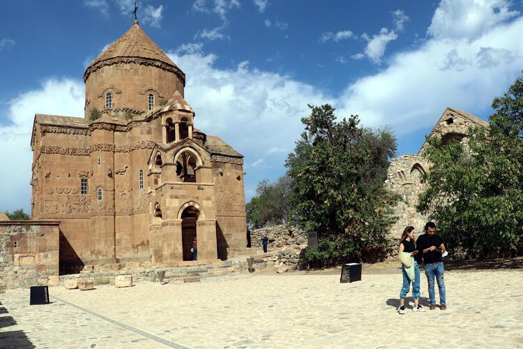 Van Akhtamar Adası'ndaki Surp Haç Ermeni Kilisesi'nde, bu yıl 11'incisi düzenlenecek ayin için hazırlıklara başlandı