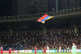 Ermenistan-Hırvatistan maçında stadyumun üzerinden Artsakh Cumhuriyeti bayrağı taşıyan bir dron geçti (Video)