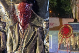 Աթաթուրքի արձանի վրա ներկ լցնելու համար Թուրքիայում ձերբակալվել է 16 տարեկան երեխա