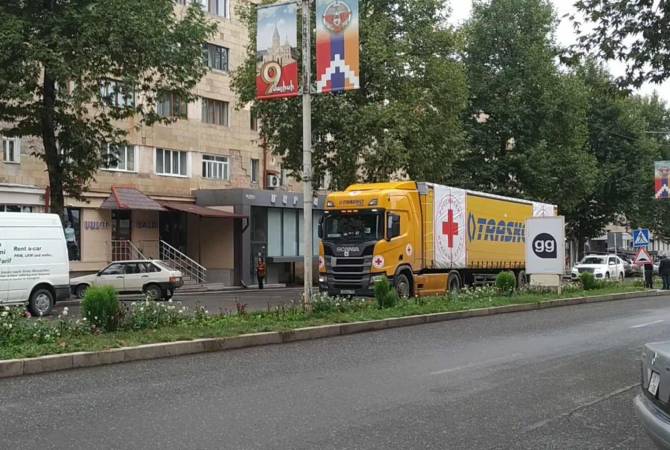 Rusya'nın gönderdiği insani yardım kamyonu Stepanakert'te