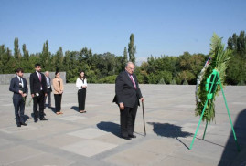 Fransa Ulusal Meclisi Milletvekili başkanlığındaki delegasyon, Soykırım anıtını ziyaret etti