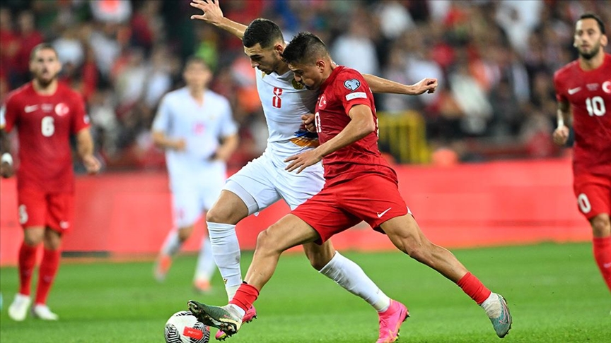 Türkiye Futbol Milli Takımı'nın Ermenistan'la berabere kalması, taraftarların sert eleştirilerine yol açtı