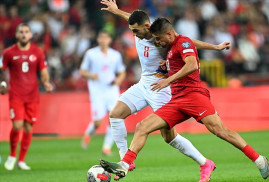 Türkiye Futbol Milli Takımı'nın Ermenistan'la berabere kalması, taraftarların sert eleştirilerine yol açtı